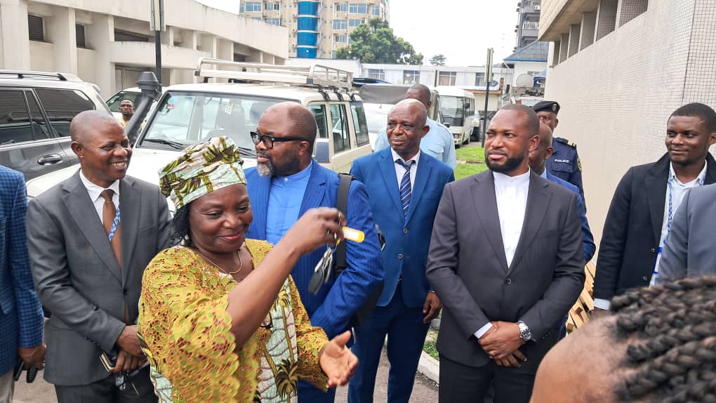 Remise officielle de 5 véhicules LAND CRUZER dont 3 garages/ateliers et 2 laboratoires au bénéfice de la REGIDESO