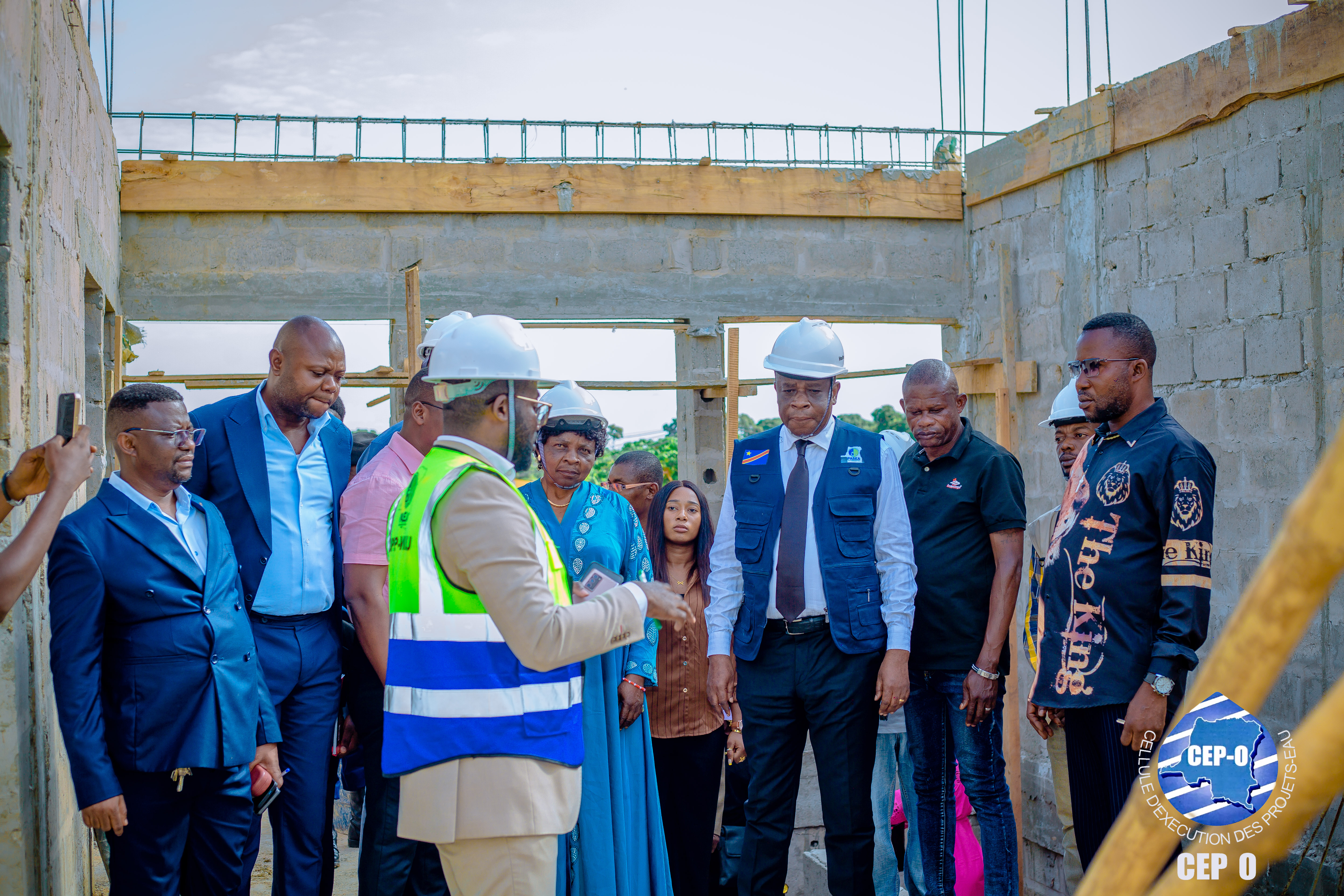 Kwilu : le Gouverneur de province visite le chantier du siège de l’UPEP et salue les avancées du PASEA